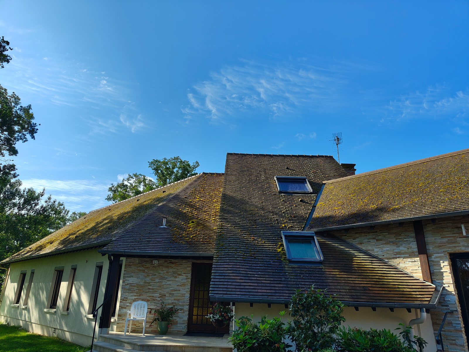Toiture avant nettoyage — Guêpes Contrôle et Nettoyage de toiture, Lusigny-sur-Barse