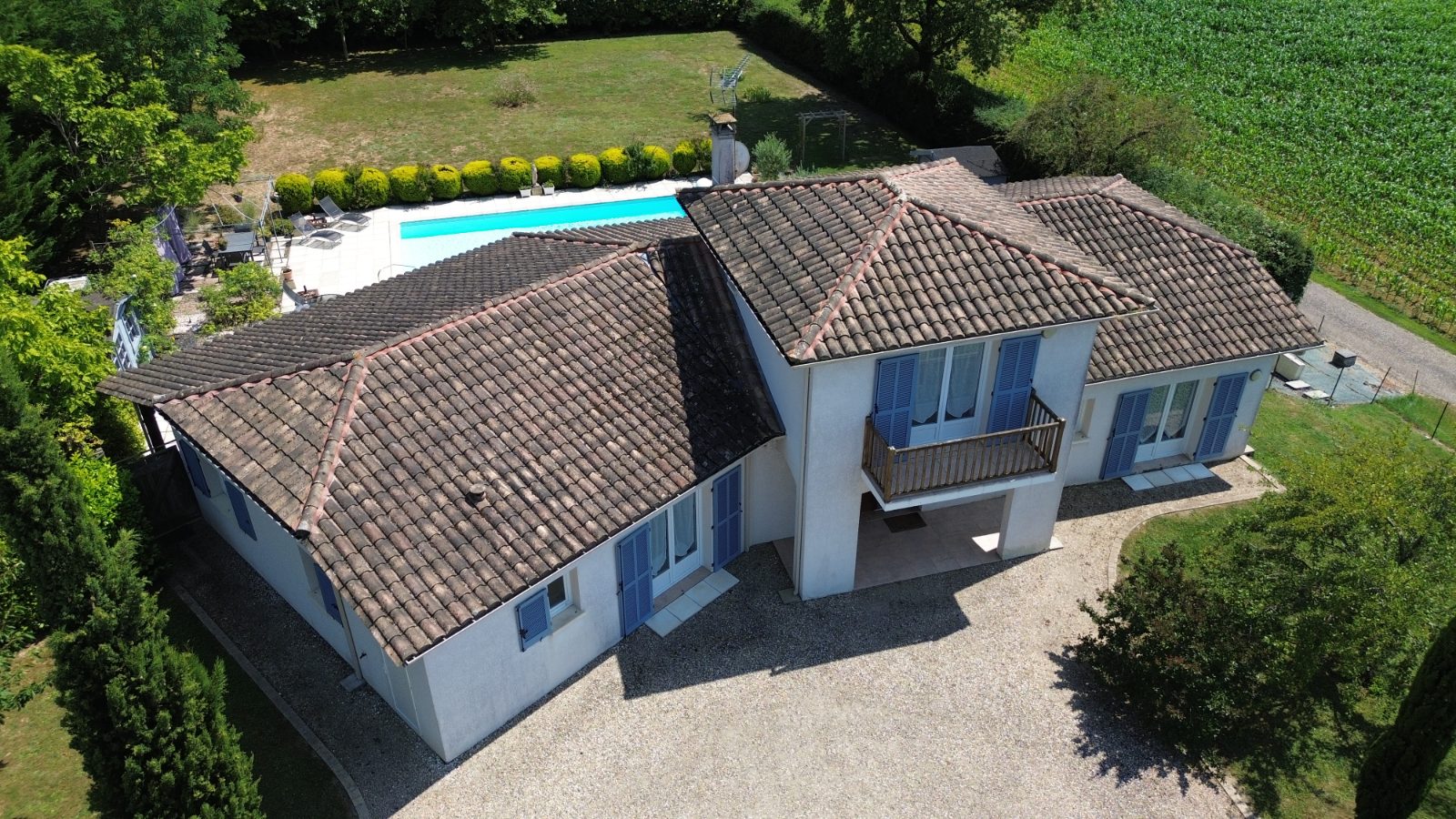 Toiture avant nettoyage — Jypex Nettoyage, Bergerac