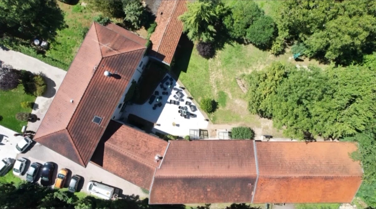 Avant — Nettoyage de toiture. Résultat après 1 an à Dommartemont (54)